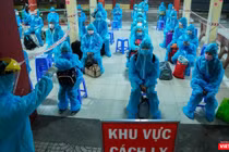 Cách ly tập trung, lấy mẫu xét nghiệm cho công nhân (Ảnh: HCDC) 