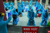 Cách ly tập trung, lấy mẫu xét nghiệm cho công nhân (Ảnh: HCDC) 