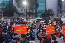 Tạo điều kiện cho người dân được về quê để giải toả cho TP.HCM - Ảnh: Internet