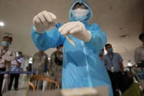 Lấy mẫu xét nghiệm nhân viên sân bay Tân Sơn Nhất (Ảnh: HT) 