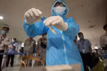 Lấy mẫu xét nghiệm nhân viên sân bay Tân Sơn Nhất (Ảnh: HT) 