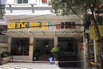 Khách sạn nằm ở số 90 đường số 7, KDC Trung Sơn, xã Bình Hưng, huyện Bình Chánh, TPHCM vẫn đang được phong tỏa. Ảnh: Anh Tú 