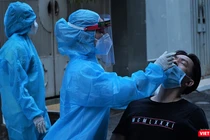 Lấy mẫu giám sát tại khu vực liên quan bệnh nhân COVID-19 (Yến Thư-HCDC)