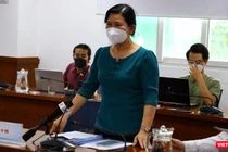 Chánh Văn phòng Sở Y tế TP.HCM Nguyễn Thị Huỳnh Mai trả lời về việc ngưng tiêm vắc xin Pfizer lô FK0112. Ảnh: Khang Minh