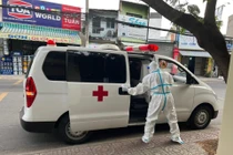 Đón F0 nặng ở TP.HCM đi cấp cứu. Ảnh: Hoà Bình 