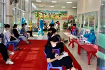 Sinh viên KTX Trường ĐH Bách khoa chờ tiêm vaccine phòng Covid-19. Ảnh: KTX ĐHBK