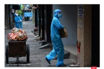 Bộ đội đi chợ hộ giúp người dân trong tâm dịch TP.HCM - Ảnh: Trần Thế Phong