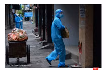 Bộ đội đi chợ hộ giúp người dân trong tâm dịch TP.HCM - Ảnh: Trần Thế Phong