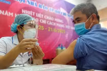 Tiêm vaccine COVID-19 cho nhiều nhà báo sáng 21-6 - Ảnh Dũng Phương