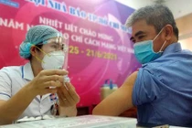 Tiêm vaccine COVID-19 cho nhiều nhà báo sáng 21-6 - Ảnh Dũng Phương