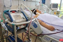 Điều trị bệnh nhân nặng tại Bệnh viện Hồi sức COVID-19. Ảnh: Hải An 