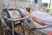 Điều trị bệnh nhân nặng tại Bệnh viện Hồi sức COVID-19. Ảnh: Hải An 