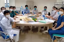 Các chuyên gia Hồi sức của BV Nhân Dân Gia Định đến BV quận 12 để tiếp nhận bệnh nhân nặng chuyển về điều trị tại BV dã chiến 3 tầng số 16