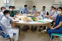 Các chuyên gia Hồi sức của BV Nhân Dân Gia Định đến BV quận 12 để tiếp nhận bệnh nhân nặng chuyển về điều trị tại BV dã chiến 3 tầng số 16