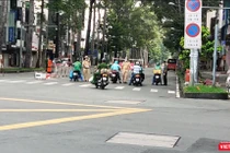 Lực lượng chức năng kiểm tra kỹ các đối tượng lưu thông trên đường. Ảnh Hoà Bình