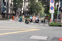 Lực lượng chức năng kiểm tra kỹ các đối tượng lưu thông trên đường. Ảnh Hoà Bình