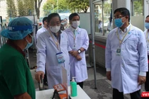 PGS.TS Lương Ngọc Khuê, Cục trưởng Cục Quản lý Khám chữa bệnh, Phó Trưởng tiểu ban Điều trị COVID-19 kiểm tra kiến thức cán bộ sàng lọc COVID-19 (Ảnh: BYT) 