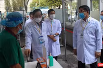 PGS.TS Lương Ngọc Khuê, Cục trưởng Cục Quản lý Khám chữa bệnh, Phó Trưởng tiểu ban Điều trị COVID-19 kiểm tra kiến thức cán bộ sàng lọc COVID-19 (Ảnh: BYT) 