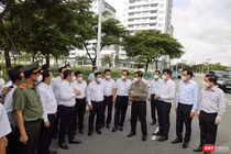 Thủ tướng và đoàn công tác trong chuyến thị sát khu cách ly tại ký túc xá Đại học Quốc gia TP.HCM, TP Thủ Đức. Ảnh: Huyền Mai