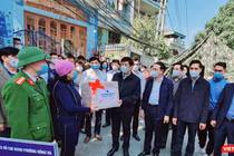 Bộ trưởng Nguyễn Thanh Long đi thăm các điểm cách ly chống dịch tại Quảng Ninh (Ảnh: BYT) 