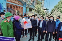 Bộ trưởng Nguyễn Thanh Long đi thăm các điểm cách ly chống dịch tại Quảng Ninh (Ảnh: BYT) 