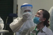 Công nhân cảm thấy an tâm khi được thành phố hỗ trợ lấy mẫu xét nghiệm. Ảnh: MINH TÂM