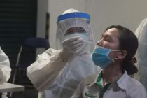 Công nhân cảm thấy an tâm khi được thành phố hỗ trợ lấy mẫu xét nghiệm. Ảnh: MINH TÂM