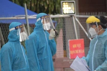 Các thành viên tự nguyện tham gia đoàn vận chuyển F0 đi cấp cứu suốt ngày đêm (Ảnh: HCDC) 