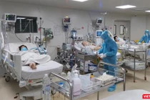 Điều trị bệnh nhân COVID-19 nặng trong tâm dịch TP.HCM - Ảnh: HCDC