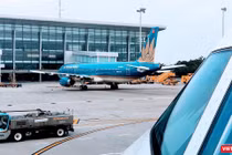 Hành khách đi và đến TP.HCM phải khai báo bằng mã QR và có xét nghiệm âm tính - Ảnh: Hoà Bình