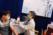 Tiêm chủng vaccine COVID-19 cho người dân TP.HCM - Ảnh: Hoà Bình