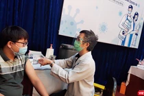 Tiêm chủng vaccine COVID-19 cho người dân TP.HCM - Ảnh: Hoà Bình