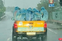 Đoàn công tác đến lấy mẫu xét nghiệm COVID-19 cho các quận, huyện đội mưa Sài Gòn đi chống dịch - Ảnh: CTV