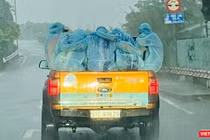 Đoàn công tác đến lấy mẫu xét nghiệm COVID-19 cho các quận, huyện đội mưa Sài Gòn đi chống dịch - Ảnh: CTV