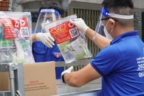 Những túi thuốc yêu thương trao tặng F0. Ảnh HCDC