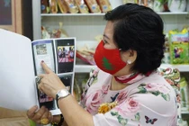 Bà Lê Thị Giàu lập vi bằng về các tin nhắn mà bà Hằng nhắn cho bà - Ảnh: Tuyết Mai