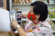 Bà Lê Thị Giàu lập vi bằng về các tin nhắn mà bà Hằng nhắn cho bà - Ảnh: Tuyết Mai