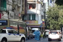 Lực lượng chức năng tiến hành khử khuẩn và đưa nhóm người Trung Quốc nhập cảnh trái phép đi cách ly - Ảnh: CSHS 