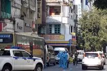 Lực lượng chức năng tiến hành khử khuẩn và đưa nhóm người Trung Quốc nhập cảnh trái phép đi cách ly - Ảnh: CSHS 