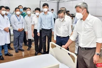 Thứ trưởng Nguyễn Trường Sơn cùng các đại biểu thăm quan phòng chuẩn bị bị đón bệnh nhân