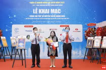 Ông Lê Viết Hải – Chủ tịch HĐQT Công ty CP Tập đoàn xây dựng Hoà Bình (bên trái) trao tặng thưởng vinh danh cuốn sách do doanh nhân viết có lượt bình chọn nhiều nhất cho tác giả Nguyễn Phi Vân. Ảnh: Hoà Bình 