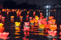 TP.HCM sẽ tắt đèn, thắp nến, thả hoa đăng để tưởng niệm người mất vì COVID-19 vào tối 19/11. Ảnh minh hoạ