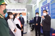 Thứ trưởng Bộ Y tế Đỗ Xuân Tuyên -trưởng đoàn công tác của Ban Chỉ đạo Quốc gia phòng, chống dịch COVID-19 đi kiểm tra địa bàn tỉnh Lào Cai (Ảnh: BYT) 