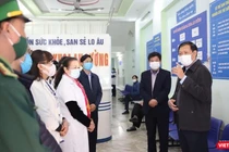 Thứ trưởng Bộ Y tế Đỗ Xuân Tuyên -trưởng đoàn công tác của Ban Chỉ đạo Quốc gia phòng, chống dịch COVID-19 đi kiểm tra địa bàn tỉnh Lào Cai (Ảnh: BYT) 