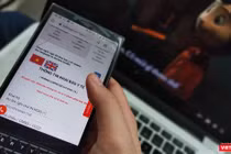 Khai báo y tế điện tử dữ liệu liên thông với hệ thống khai báo y tế quốc gia do Bộ Y tế triển khai là yếu tố then chốt trong công cuộc chuyển đổi số, hỗ trợ đẩy lùi dịch bệnh COVID-19. Ảnh: Hoà Bình