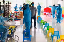 Lấy mẫu xét nghiệm trong khu vực có dịch - Ảnh: HCDC 