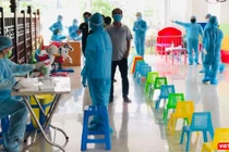 Lấy mẫu xét nghiệm trong khu vực có dịch - Ảnh: HCDC 