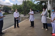 Giám đốc BV Bệnh Nhiệt đới - BS Nguyễn Văn Vĩnh Châu báo cáo với đoàn Bộ Y tế, do Thứ trưởng Nguyễn Trường Sơn dẫn đầu - Ảnh Khôi Nguyễn