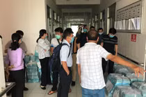 BSCK II Trần Thanh Linh và cán bộ BV Chợ Rẫy cùng các đồng nghiệp ở Hà Tiên giúp thiết lập BV dã chiến - Ảnh: BS Trần Thanh Linh cung cấp