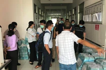 BSCK II Trần Thanh Linh và cán bộ BV Chợ Rẫy cùng các đồng nghiệp ở Hà Tiên giúp thiết lập BV dã chiến - Ảnh: BS Trần Thanh Linh cung cấp